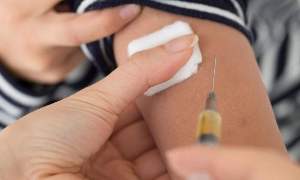 Γερμανία: Στόχος ο εμβολιασμός όλων των ανηλίκων άνω των 12